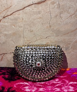 Magnifique pochette en résine Kundan avec bordure en métal, pochette pour femme pour soirée, de f s international - Product Image 1