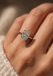Anillo de compromiso ovalado de moissanita con efecto hielo triturado, anillo de propuesta con halo oculto para ella - Product Image 3