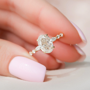 แหวนหมั้นทรงวงรีสุดพิเศษ ทอง 14K ประดับเพชรแล็บโกรว์ ดีไซน์คลาสสิกสำหรับผู้หญิง - Product Image 1