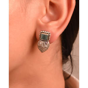 Pendientes de Botón Meera Jaipur Yami Fashion, Plateados con Diseño Elegante para Mujer - Product Image 1