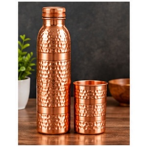 Ensemble de bouteilles d'eau en cuivre double paroi avec finition martelée, vaisselle portable pour le voyage, design moderne - Product Image 1