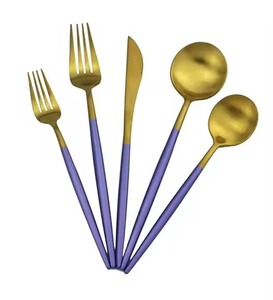 Ensemble de couverts élégants en laiton doré avec manche émaillé, collection de vaisselle de luxe pour restaurant, hôtel, banquet. - Product Image 1