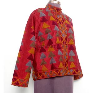 Chaqueta acolchada roja de estilo étnico para mujer con bordado floral a mano, cuello mandarín, logotipo personalizado, chaqueta gruesa de invierno. - Product Image 4