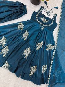 Présentation de la nouvelle collection prête à porter, composée d'une robe-sharara et d'un ensemble dupatta en soie et broderies lourdes. - Product Image 4