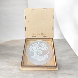Plaque de charge en sélénite gravée motif phases lunaires, forme ronde, 8-15 cm, vente en gros, de Muntaha Agate. Achetez de la sélénite de qualité supérieure. - Product Image 4