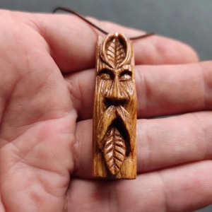 Colgante de madera tallado a mano, figura humana abstracta, collar de madera natural, joyería artesanal, escultura artística decorativa - Product Image 4