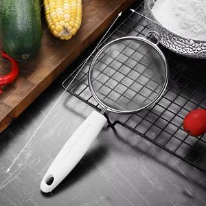 Tamis métallique antique, adaptable à de multiples techniques culinaires, pour une préparation des aliments plus propre et plus soignée. - Product Image 5