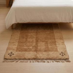 Alfombra de Lana Anudada a Mano de Estilo Clásico en Color Beige Arena, Diseño Floral Minimalista con Borde Decorativo y Flecos - Product Image 2
