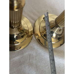 Ensemble de chandeliers vintage en laiton poli, colonnes cannelées dorées, supports décoratifs classiques pour bougies coniques, pour table - Product Image 4
