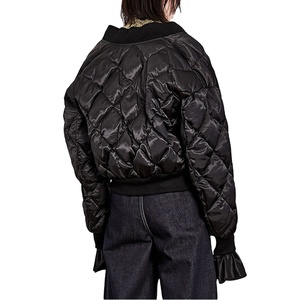 Chaqueta acolchada gruesa con impresión personalizada OEM para mujer - Product Image 2