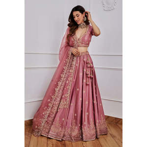 Tenue de mariage de créateur : Lehenga Choli élégant rose-or avec broderies de sequins et de Zari, taille M, idéal pour les fêtes - Product Image 1