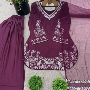 นำเสนอคอลเลคชั่นดีไซเนอร์ใหม่ ชุดเสื้อ-กางเกงผ้าเครปไหมธรรมชาติ พร้อมผ้าคลุมไหล่ ตัดเย็บสำเร็จพร้อมสวมใส่ - Product Image 4