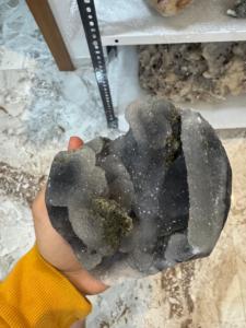 Calcedoine noire foncée de qualité export avec corail |   Spécimen de cristal minéral naturel - Product Image 3