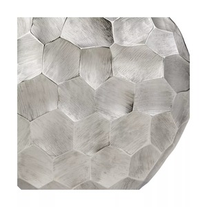 Vase de table en métal contemporain de valeur, fait main, design géométrique, finition argentée, sculpture décorative, hauteur 39 cm - Product Image 3