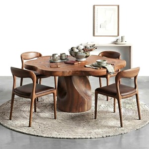 Table à manger en bois luxueuse et de conception unique, chaises non incluses, conçues pour créer une ambiance chaleureuse et accueillante. - Product Image 1