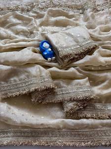 Sari en satin de soie mousseline de luxe, élégant et riche, avec bordure en dentelle, accompagné d'un chemisier non cousu en satin de soie mousseline. - Product Image 5