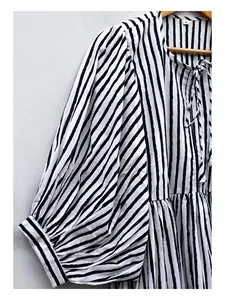 Robe midi premium à rayures imprimées, manches bouffantes, coupe ample, col noué, robe maxi décontractée d'été pour femmes - Product Image 3