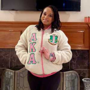 Blouson Bomber Sherpa AKA en Polaire Neutre avec Broderie Chenille Lettres Grecques pour Femme – Manteau d'Hiver de Qualité Supérieure avec Fermeture Éclair - Product Image 2