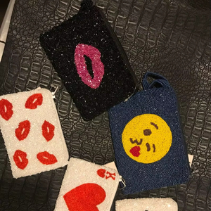 Petite pochette à monnaie multicolore à motif chevron, faite à la main, ornée de perles de rocaille et de perles de verre rondes, avec fermeture éclair et pompon, en forme de cercle - Product Image 1