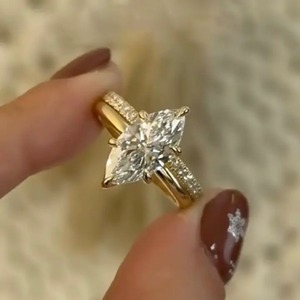 Anillo de Compromiso Solitario de Moissanita 925 de 4.0 Quilates con Corte Marquesa y Banda Pavé en Oro Blanco Chapado con Certificado IGI - Product Image 5