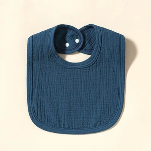 Babero rosa para bebé con botones ajustables, diseño minimalista, toalla de algodón para alimentación y saliva para bebés - Product Image 2