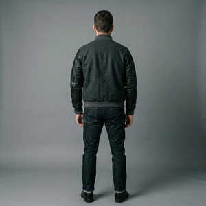 Veste en laine gris anthracite pour homme avec manches en cuir noir, col et poignets en tricot côtelé, fermeture éclair intégrale, style streetwear décontracté haut de gamme, veste personnalisée - Product Image 2