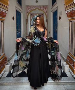 ชุดเดรส Anarkali ผ้าเครปธรรมชาติสำหรับงานปาร์ตี้ พร้อมกางเกงขายาว ลายพิมพ์แปรง และงานปักเลื่อม พร้อมผ้าคลุมไหล่ ชุดพร้อมสวมใส่ - Product Image 1