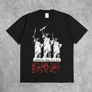T-shirt noir à manches courtes pour homme avec imprimé Statue de la Liberté et texte arabe sur le devant, style streetwear, coupe classique, col rond - Product Image 1