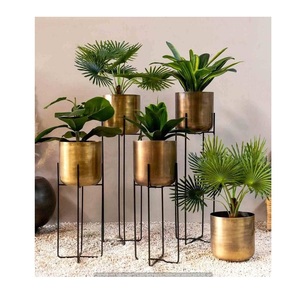 Support de plante en métal vintage au design d'inspiration classique, idéal pour la décoration rustique de jardin, patio, balcon ou maison. - Product Image 4