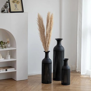 Ensemble de 3 vases décoratifs hauts en métal noir ajouré pour salon, pour l'arrangement de fleurs artificielles, provenant d'Inde - Product Image 3