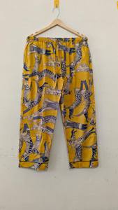 Ensemble de pyjama en coton jaune Sanganeri artisanal de qualité supérieure pour femmes, motif tigre, imprimé artisanal, élégant, séchage rapide - Product Image 3