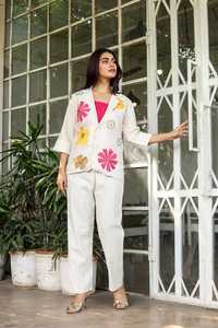 Conjunto de 3 Piezas Blanco para Mujer, Blazer Elegante Bordado con Pantalones Cómodos de Algodón, al Mejor Precio al por Mayor - Product Image 4