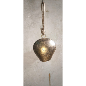 Campanas de vaca rústicas hechas a mano para Navidad, campana de metal vintage colgante con cuerda de yute para decoración de coronas navideñas de granja. - Product Image 5