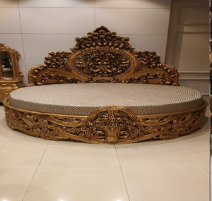 Lit en bois audacieux avec des accents décoratifs en volutes et un cadre épais et poli pour une chambre à coucher majestueuse. Disponible aux prix de gros. - Product Image 5