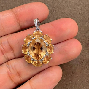 จี้รูปดอกไม้ประดับพลอยซิทรินธรรมชาติสำหรับผู้หญิงจาก Rhaya Jewels เงินสเตอร์ลิงชุบโรเดียม ดีไซน์คลาสสิกเรียบง่ายแบบหนามเตย - Product Image 3
