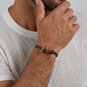 Nueva Pulsera Minimalista de Acero Inoxidable Chapada en Oro de 18K con Cordón de Cuero y Cierre de Palanca para Uso Diario - Product Image 2