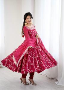 Ensemble de robe brodée en faux georgette de créateur avec churidar et dupatta, tenue ethnique élégante pour mariage et fêtes pour femmes - Product Image 5