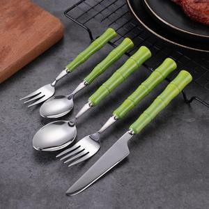 Ensemble de couverts classiques en acier inoxydable écologiques et durables avec manche en bambou vert, compatibles lave-vaisselle, design moderne pour la maison - Product Image 3