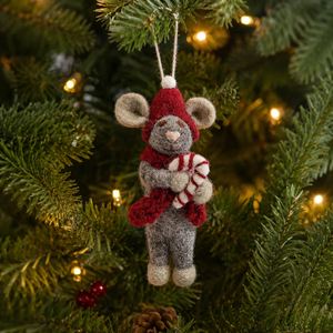 Adorno Navideño de Ratón Tejido a Mano con Gorro Rojo y Bufanda, Sosteniendo una Barra de Caramelo, Decoración Tradicional para las Fiestas - Product Image 1