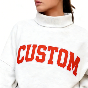 Sudadera Oversize Roja para Mujer con Cuello Alto Simulado, Estampado Gráfico Varsity Personalizado, Forro Polar Premium - Product Image 3