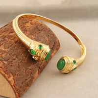 Bracelet manchette style bohème en jade vert et quartz émeraude, laiton massif plaqué or 18 carats, bracelet ouvert sur le devant, bijoux unisexes de créateur