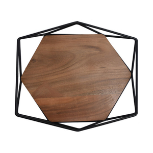 Plateau hexagonal en bois encastré dans un cadre en fil métallique noir géométrique, design industriel moderne pour les espaces contemporains - Product Image 6