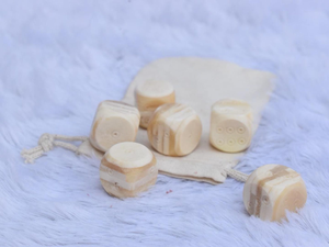 Dés de jeu de société personnalisés 16 mm D6 en os d'ivoire blanc, points circulaires noirs, écologiques, faits à la main, modernes, artisanat naturel en buffle - Product Image 2