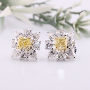 Boucles d'oreilles clous de luxe en or blanc avec diamants de laboratoire jaunes taille poire et cœur blanc, halo floral en grappe, boucles d'oreilles fines - Product Image 1
