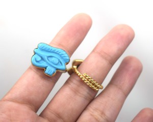 Bague artisanale en or 18 carats avec pavé de pierres précieuses turquoise et lapis-lazuli, motif œil d'Horus, cadeau unisexe bohème pour mariage, fiançailles, anniversaire - Product Image 1