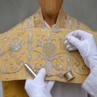 Chasuble romaine personnalisée en damassé doré, brodée à la main avec fil d'argent, pour homme adulte, vêtement liturgique traditionnel pour cérémonies religieuses