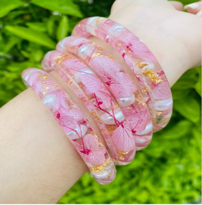 Elegantes brazaletes de resina transparente rellenos de flores de rosas rojo oscuro y hermosas tallos verdes con hojas, disponibles a precios de mayorista. - Product Image 4