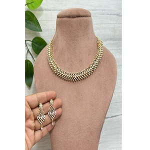 Magnifique ensemble collier et boucles d'oreilles en zircon blanc poli de qualité supérieure, plaqué or, tendance, pour femme, idéal pour mariage ou soirée. - Product Image 2