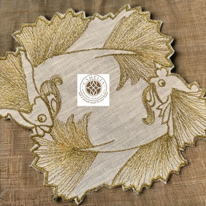 Servilleta de lino para cóctel bordada con un elegante pez dorado, líneas fluidas que añaden suavidad y un encanto elegante a la mesa. - Product Image 3
