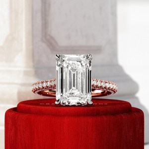 Anillo de Compromiso con Diamante de Laboratorio Corte Esmeralda de Diseño Elegante, 5 Quilates, con Piedras Laterales de 1.0 Quilates, Certificado IGI, para Venta al Por Mayor - Product Image 3